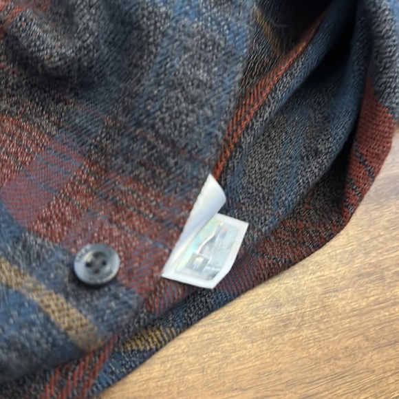The North Face mid weight flannel shirt. - Picture 5 of 5